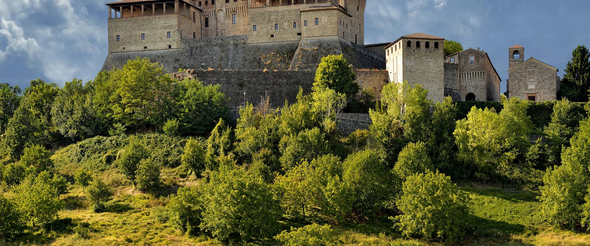 Castello di Torrechiara e dintorni photo by Carlo grifone